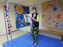 Uczestnicy prezentują swoją pracę plastyczną.