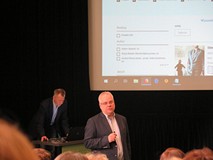 Prowadzący szkolenie z obsługi systemu bibliotecznego MAK+, w dali widać prezentację multimedialną z