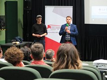Dwóch mężczyzn wita publiczność zgromadzoną  na projekcji filmu z cyklu Miasto Na Przykład pt. „La C