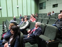 Publiczność zgromadzona na projekcji filmu z cyklu Miasto Na Przykład pt. „La Comuna 9. Odzyskując m