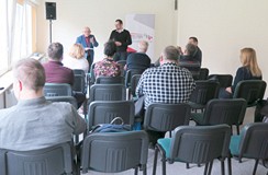 Na pierwszym planie publiczność zgromadzona na spotkaniu z Piotrem Słomskim. W tle od lewej widać pr