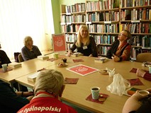 Na zdjęciu uczestnicy rozmawiają o książce