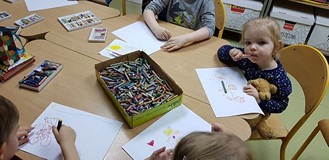 Dzieci tworzą prace plastyczne