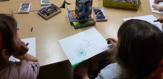 Dzieci tworzą prace plastyczne