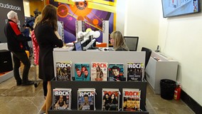 Uczestnicy obecni na otwarciu Mediateki przy punkcie wypożyczania. Na pierwszym planie widoczne czas