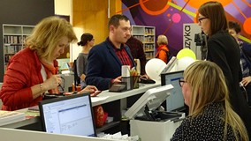 Uczestnicy obecni na otwarciu Mediateki przy punkcie wypożyczania