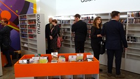 Publiczność zgromadzona na otwarciu Mediateki ogląda zbiory Mediateki.
