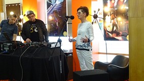 Kierowniczka Oddziału Zbiorów Audiowizualnych, Małgorzata Weiss wita publiczność zgromadzoną na otwa