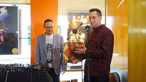 Organizator Festiwalu Good Vibe, Mateusz Prus wita zgromadzoną na otwarciu Mediateki publiczność