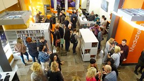 Publiczność zgromadzona na otwarciu Mediateki. Zdjęcie z lotu ptaka.