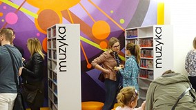 Publiczność zgromadzona na otwarciu Mediateki ogląda zbiory.