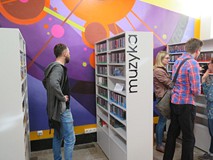 Publiczność zgromadzona na otwarciu Mediateki ogląda zbiory.