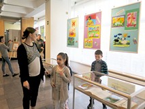 Zwiedzający wystawę  „Ilustrujemy utwory Wandy Chotomskiej”