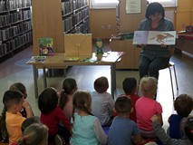 Dzieci odpowiadają na zadawane przez bibliotekarkę pytania.