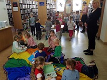 Dzieci przeglądają książeczki ze zbiorów biblioteki