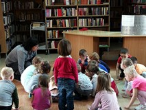 Bibliotekarka żegna się z grupą wesołą rakietą