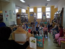 Głośne czytanie w teatrzyku kamishibai