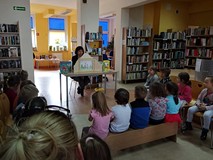 Głośne czytanie w teatrzyku kamishibai