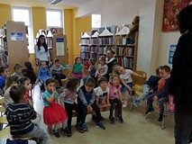 Dzieci siedzą na krzesełkach i rozmawiają z bibliotekarką o przyjaźni