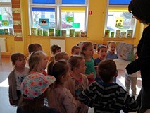 Dzieci wręczają pani Wioli album o przyjaźni