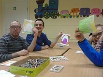 Podopieczni pokazują prace plastyczne