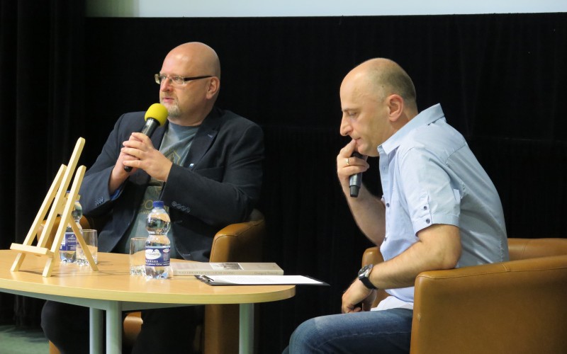 Od lewej: Grzegorz Śliżewski, prowadzący spotkanie  Piotr Polechoński siedzą na...