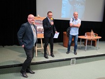 Od lewej stoją: Grzegorz Śliżewski, witający publiczność dyrektor KBP, Dariusz Pawlikowski oraz Piot