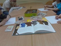 Dzieci podczas wykonywania prac plastycznych