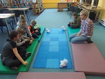 Dzieci poznają roboty pod nadzorem bibliotekarki