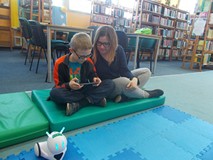 Bibliotekarka z chłopcem poznaje funkcje robota