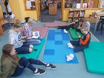 Dzieci poznają roboty pod nadzorem bibliotekarki