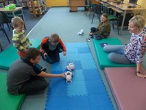 Dzieci programują roboty