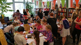 Uczestnicy warsztatów o modzie podczas Włoskiej Nocy w Bibliotece