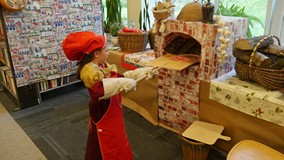 Wkładanie do pieca prowizorycznej pizzy