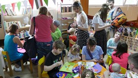 Wykonywanie masek weneckich podczas Włoskiej Nocy w Bibliotece