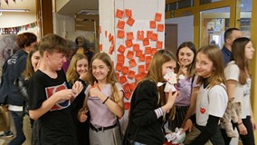 Uczestnicy nocy zgromadzeni pod miłosnym balkonem Julietty. W głębi na kolumnie widać miłosne wyznan