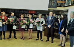 Ewa Chruściana stoi trzecia od lewej wśród laureatów konkursu na Bibliotekarza Roku 2018