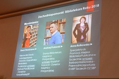 Ewa Chruściana na tablicy wraz z wyróżnionymi bibliotekarzami