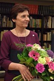 Ewa Chruściana z bukietem kwiatów w czasie imprezy honorującej Bibliotekarza Roku 2018