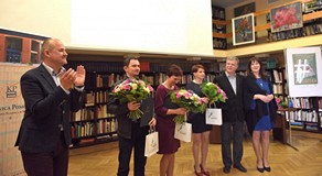 Ewa Chruściana stoi trzecia od lewej wśród laureatów konkursu na Bibliotekarza Roku 2018