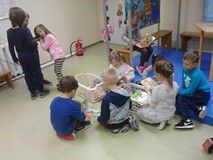 Dzieci przeglądają książeczki