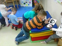 Dzieci przeglądają książeczki