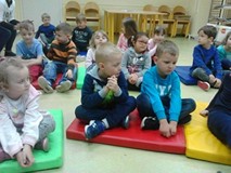 Dzieci słuchają bajki