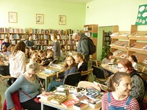 uczestnicy czytają w ciszy książki