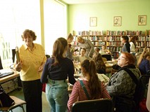 uczestnicy wybierają i czytają w ciszy książki