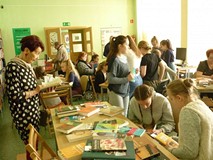 uczestnicy czytają w ciszy książki