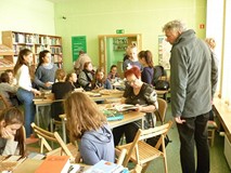 uczestnicy czytają w ciszy książki
