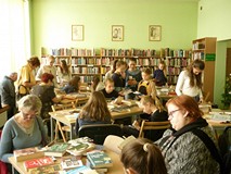 uczestnicy czytają w ciszy książki