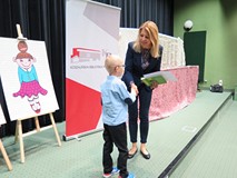 Z-ca dyrektora KBP, Beata Sawa-Jovanoska wręcza nagrody uczestnikowi  przeglądu dla przedszkolaków
