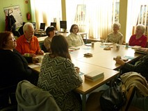 Na zdjęciu uczestnicy rozmawiają o książce